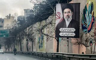 שלט המציג את המנהיג העליון החדש של איראן, מוג'תבא חמינאי, לצד כביש מהיר בטהרן, 10 במרץ 2026 (צילום: AFP) שלט המציג את המנהיג העליון החדש של איראן, מוג'תבא חמינאי, לצד כביש מהיר בטהרן, 10 במרץ 2026 (צילום: AFP)