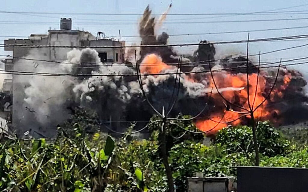 פיצוץ מתרחש בעקבות תקיפה אווירית של ישראל על היישוב עבאסייה שבדרום לבנון, 10 במרץ 2026 (צילום: KAWNAT HAJU / AFP) פיצוץ מתרחש בעקבות תקיפה אווירית של ישראל על היישוב עבאסייה שבדרום לבנון, 10 במרץ 2026 (צילום: KAWNAT HAJU / AFP)