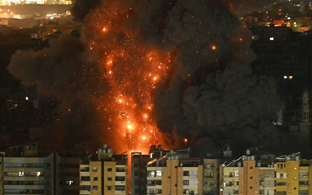 אש ועשן מתמרים מזירת תקיפה ישראלית בפרברי הדרום של ביירות, לבנון, במהלך הלילה שבין 10 ל־11 במרץ 2026 (צילום: FADEL itani / AFP) אש ועשן מתמרים מזירת תקיפה ישראלית בפרברי הדרום של ביירות, לבנון, במהלך הלילה שבין 10 ל־11 במרץ 2026 (צילום: FADEL itani / AFP)