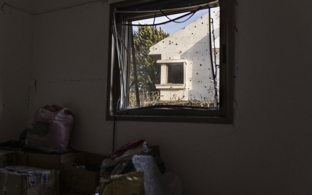 בתים במושב חניאל שנפגעו בתקיפה של חזבאללה, 12 במרץ 2026 (צילום: JOHN WESSELS / AFP) בתים במושב חניאל שנפגעו בתקיפה של חזבאללה, 12 במרץ 2026 (צילום: JOHN WESSELS / AFP)