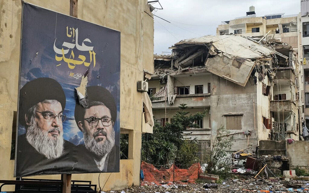 דיוקנם של ראשי חזבאללה ההרוגים חסן נסראללה והאשם ספי א-דין בשכונה בדרום ביירות שהותקפה על ידי חיל האוויר, 14 במרץ 2026 (צילום: AFP) דיוקנם של ראשי חזבאללה ההרוגים חסן נסראללה והאשם ספי א-דין בשכונה בדרום ביירות שהותקפה על ידי חיל האוויר, 14 במרץ 2026 (צילום: AFP)