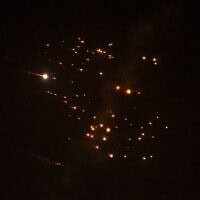 שובלי טילים ששיגרה איראן בשמי נתניה, 18 במרץ 2026 (צילום: JACK GUEZ / AFP) שובלי טילים ששיגרה איראן בשמי נתניה, 18 במרץ 2026 (צילום: JACK GUEZ / AFP)