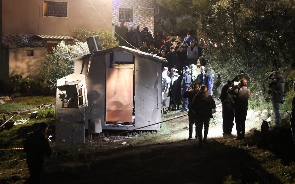 הזירה שבה נהרגו ארבע נשים מפגיעת טיל איראני בבית אוא, סמוך לחברון שבגדה המערבית, 18 במרץ 2026 (צילום: HAZEM BADER / AFP) הזירה שבה נהרגו ארבע נשים מפגיעת טיל איראני בבית אוא, סמוך לחברון שבגדה המערבית, 18 במרץ 2026 (צילום: HAZEM BADER / AFP)