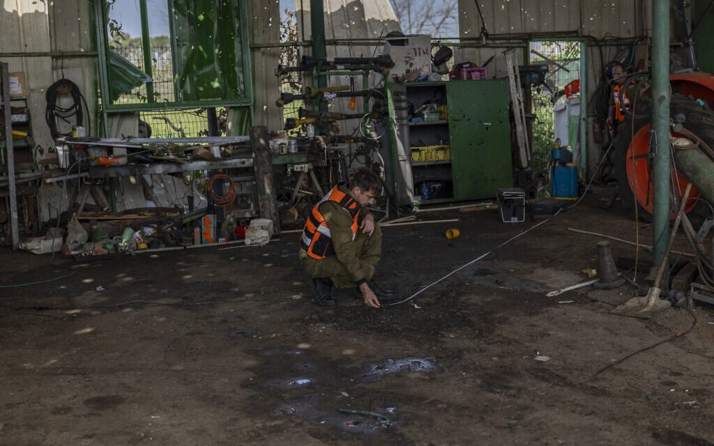 זירת הפגיעה שבה נהרג עובד זר מתאילנד מרסיסי טיל במהלך מתקפה איראנית בלילה במושב עדנים, סמוך להוד השרון שבמרכז הארץ, 19 במרץ 2026 (צילום: Ilia YEFIMOVICH / AFP) זירת הפגיעה שבה נהרג עובד זר מתאילנד מרסיסי טיל במהלך מתקפה איראנית בלילה במושב עדנים, סמוך להוד השרון שבמרכז הארץ, 19 במרץ 2026 (צילום: Ilia YEFIMOVICH / AFP)
