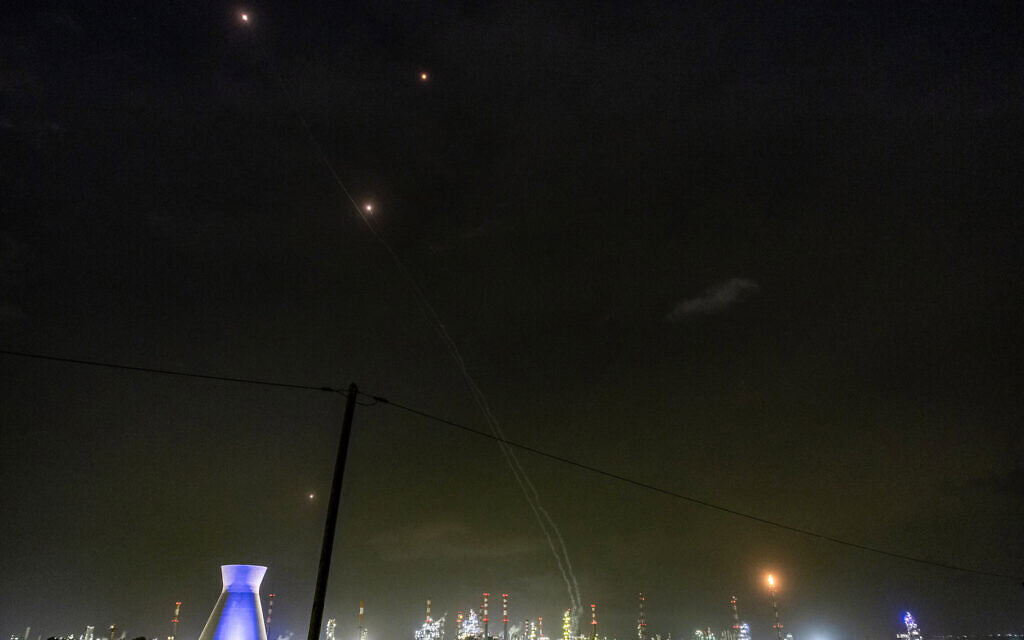 יירוטים מפני טילים נראים בשמי הצפון, בעת שריפת גז בבית הזיקוק בעיר חיפה, 19 במרץ 2026 (צילום: Odd ANDERSEN / AFP) יירוטים מפני טילים נראים בשמי הצפון, בעת שריפת גז בבית הזיקוק בעיר חיפה, 19 במרץ 2026 (צילום: Odd ANDERSEN / AFP)