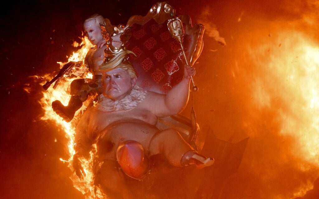 בובה של נשיא ארה"ב דונלד טראמפ ונשיא רוסיה ולדימיר פוטין עולות באש במהלך פסטיבל בוולנסיה, ספרד, 19 במרץ 2026 (צילום: Jose JORDAN / AFP) בובה של נשיא ארה"ב דונלד טראמפ ונשיא רוסיה ולדימיר פוטין עולות באש במהלך פסטיבל בוולנסיה, ספרד, 19 במרץ 2026 (צילום: Jose JORDAN / AFP)