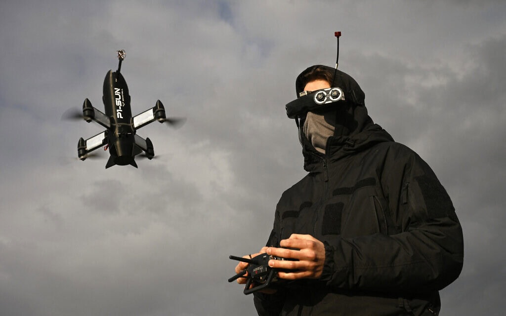 עובד של חברת Skyfall האוקראינית מבצע בדיקה של מיירט הכטב"מים של החברה במיקום לא ידוע באוקראינה, 19 במרץ 2026 (צילום: Genya SAVILOV / AFP) עובד של חברת Skyfall האוקראינית מבצע בדיקה של מיירט הכטב"מים של החברה במיקום לא ידוע באוקראינה, 19 במרץ 2026 (צילום: Genya SAVILOV / AFP)