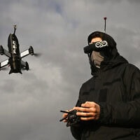 עובד של חברת Skyfall האוקראינית מבצע בדיקה של מיירט הכטב"מים של החברה במיקום לא ידוע באוקראינה, 19 במרץ 2026 (צילום: Genya SAVILOV / AFP) עובד של חברת Skyfall האוקראינית מבצע בדיקה של מיירט הכטב"מים של החברה במיקום לא ידוע באוקראינה, 19 במרץ 2026 (צילום: Genya SAVILOV / AFP)