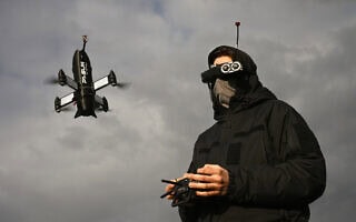 עובד של חברת Skyfall האוקראינית מבצע בדיקה של מיירט הכטב"מים של החברה במיקום לא ידוע באוקראינה, 19 במרץ 2026 (צילום: Genya SAVILOV / AFP) עובד של חברת Skyfall האוקראינית מבצע בדיקה של מיירט הכטב"מים של החברה במיקום לא ידוע באוקראינה, 19 במרץ 2026 (צילום: Genya SAVILOV / AFP)