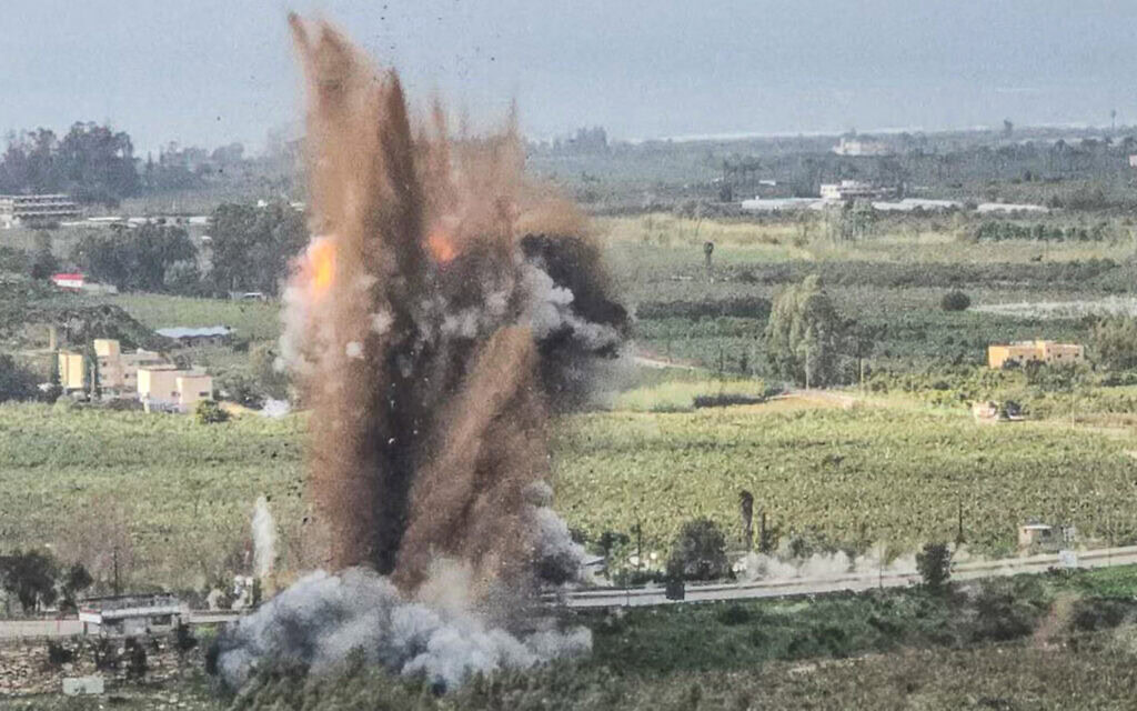 תקיפה אווירית של צה"ל על גשר קסאמייה שעל נהר הליטני בדרום לבנון, 22 במרץ 2026 (צילום: Kawnat HAJU / AFP)