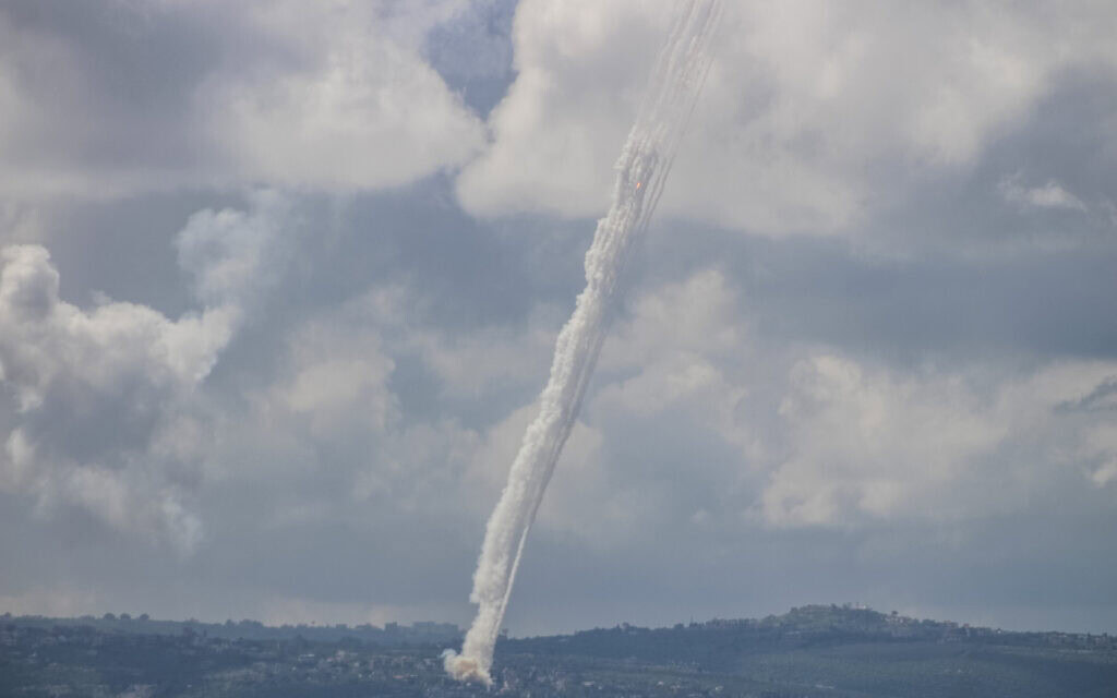 שיגורים מלבנון לעבר ישראל, 24 במרץ 2026 (צילום: KAWANT HAJU / AFP) שיגורים מלבנון לעבר ישראל, 24 במרץ 2026 (צילום: KAWANT HAJU / AFP)