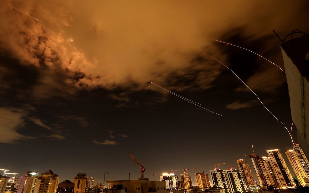 יירוטים מעל נתניה לאחר ירי מאיראן. 25 במרץ 2026 (צילום: JACK GUEZ / AFP) יירוטים מעל נתניה לאחר ירי מאיראן. 25 במרץ 2026 (צילום: JACK GUEZ / AFP)