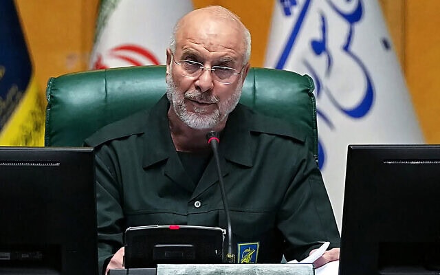 יושב ראש הפרלמנט האיראני מוחמד באקר קאליבאף, לבוש במדי משמרות המהפכה, מנהל ישיבה בטהרן. 1 בפברואר 2026 (צילום: ICANA NEWS AGENCY / AFP) יושב ראש הפרלמנט האיראני מוחמד באקר קאליבאף, לבוש במדי משמרות המהפכה, מנהל ישיבה בטהרן. 1 בפברואר 2026 (צילום: ICANA NEWS AGENCY / AFP)