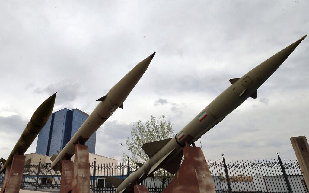 דגמים של טילים מתוצרת איראן מוצגים בתערוכה מחוץ למוזיאון ההגנה בטהרן, 31 במרץ 2026 (צילום: AFP) דגמים של טילים מתוצרת איראן מוצגים בתערוכה מחוץ למוזיאון ההגנה בטהרן, 31 במרץ 2026 (צילום: AFP)