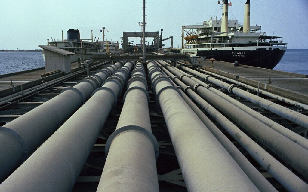 ארכיון: צינורות ומכלית נפט בנמל חארג באיראן, יולי 1971 (צילום: AP Photo/Horst Faas) ארכיון: צינורות ומכלית נפט בנמל חארג באיראן, יולי 1971 (צילום: AP Photo/Horst Faas)