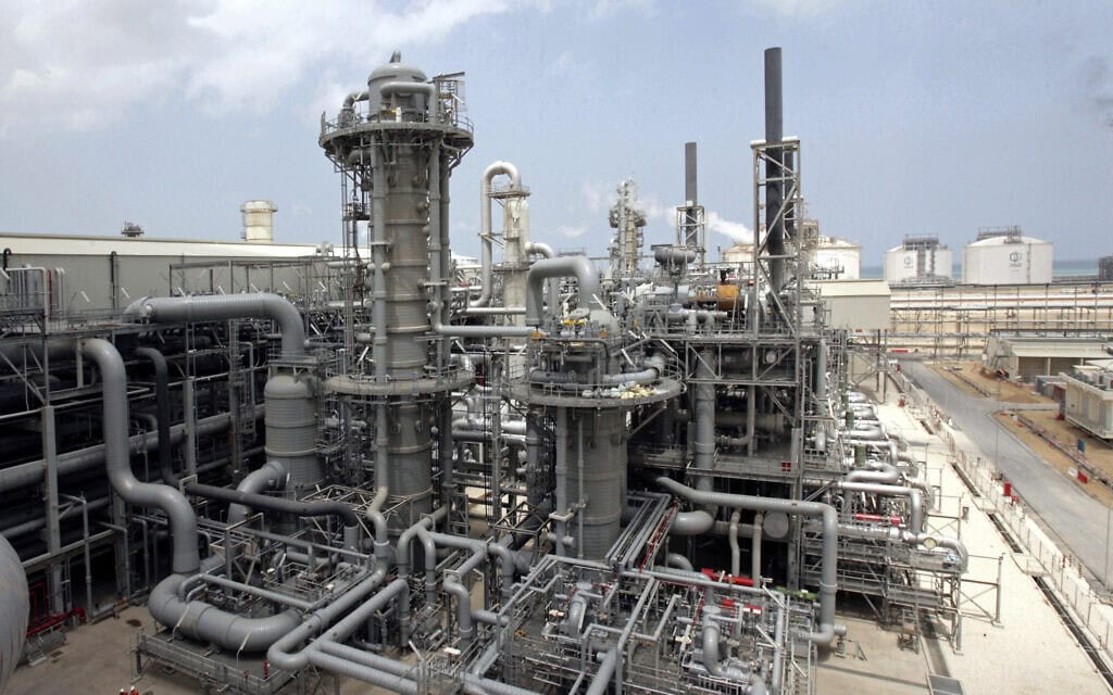 מתקן להפקת גז בראס לאפן שבקטאר, 4 באפריל 2009 (צילום: AP Photos/Maneesh Bakshi) מתקן להפקת גז בראס לאפן שבקטאר, 4 באפריל 2009 (צילום: AP Photos/Maneesh Bakshi)