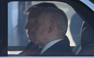 ראש הממשלה בנימין נתניהו ונשיא ארה"ב דונלד טראמפ משוחחים במכונית בנמל התעופה בן־גוריון, 13 באוקטובר 2025 (צילום: AP Photo/Ariel Schalit) ראש הממשלה בנימין נתניהו ונשיא ארה"ב דונלד טראמפ משוחחים במכונית בנמל התעופה בן־גוריון, 13 באוקטובר 2025 (צילום: AP Photo/Ariel Schalit)