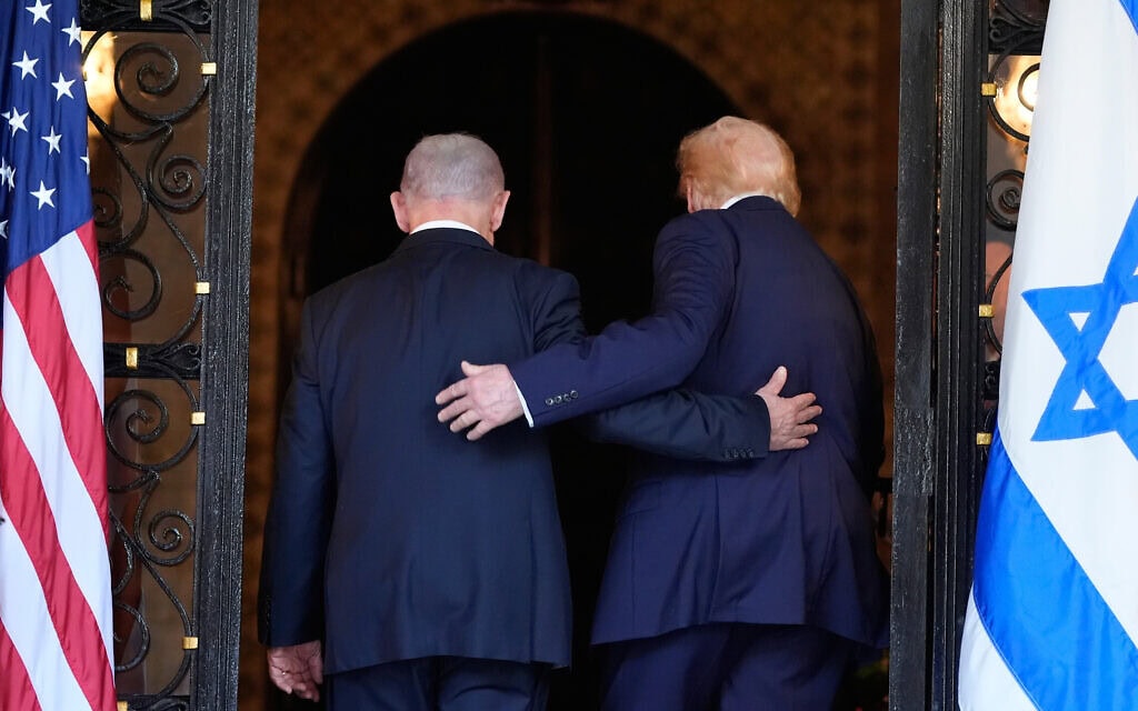 נשיא ארצות הברית דונלד טראמפ וראש הממשלה בנימין נתניהו נכנסים לאחוזת מאר-א-לאגו בפאלם ביץ', פלורידה, 29 בדצמבר 2025 (צילום: AP Photo/Alex Brandon) נשיא ארצות הברית דונלד טראמפ וראש הממשלה בנימין נתניהו נכנסים לאחוזת מאר-א-לאגו בפאלם ביץ', פלורידה, 29 בדצמבר 2025 (צילום: AP Photo/Alex Brandon)