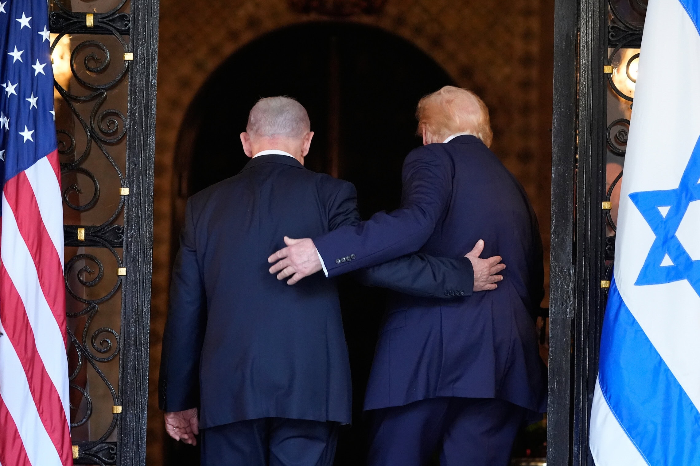 נשיא ארצות הברית דונלד טראמפ וראש הממשלה בנימין נתניהו נכנסים לאחוזת מאר-א-לאגו בפאלם ביץ', פלורידה, 29 בדצמבר 2025 (צילום: AP Photo/Alex Brandon) נשיא ארצות הברית דונלד טראמפ וראש הממשלה בנימין נתניהו נכנסים לאחוזת מאר-א-לאגו בפאלם ביץ', פלורידה, 29 בדצמבר 2025 (צילום: AP Photo/Alex Brandon)