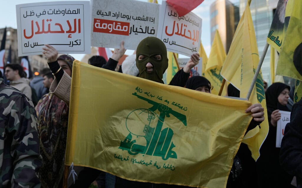 תומך חזבאללה בהפגנה נגד ישראל בלבנון, בביירות, 4 בפברואר 2026 (צילום: AP Photo/Bilal Hussein) תומך חזבאללה בהפגנה נגד ישראל בלבנון, בביירות, 4 בפברואר 2026 (צילום: AP Photo/Bilal Hussein)