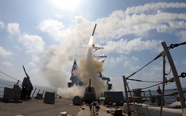 טיל משוגר מספינת חיל הים האמריקאי במסגרת מבצע "Epic Fury", בתמונה מתוך סרטון שפרסם פיקוד המרכז של צבא ארה"ב, 28 בפברואר 2026 (צילום: U.S. Central Command via AP) טיל משוגר מספינת חיל הים האמריקאי במסגרת מבצע "Epic Fury", בתמונה מתוך סרטון שפרסם פיקוד המרכז של צבא ארה"ב, 28 בפברואר 2026 (צילום: U.S. Central Command via AP)