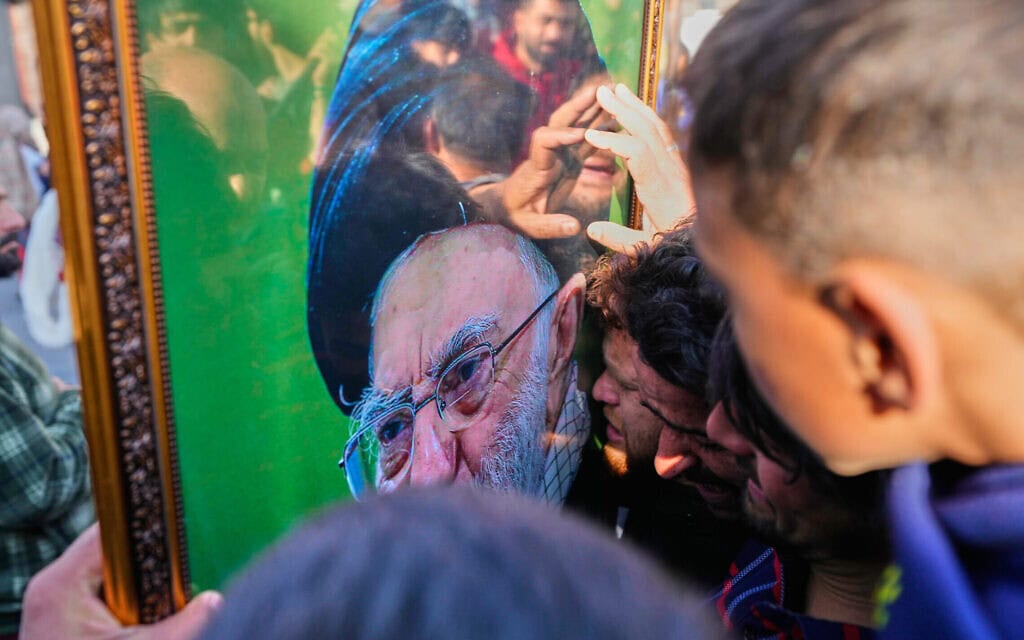 מוסלמים שיעים מתאבלים על חיסול המנהיג העליון של איראן, האייתוללה עלי חמינאי, במהלך הפגנה נגד ארה"ב בסרינגאר, הודו, 1 במרץ 2026 (צילום: AP Photo/Mukhtar Khan) מוסלמים שיעים מתאבלים על חיסול המנהיג העליון של איראן, האייתוללה עלי חמינאי, במהלך הפגנה נגד ארה"ב בסרינגאר, הודו, 1 במרץ 2026 (צילום: AP Photo/Mukhtar Khan)