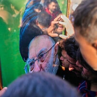 מוסלמים שיעים מתאבלים על חיסול המנהיג העליון של איראן, האייתוללה עלי חמינאי, במהלך הפגנה נגד ארה"ב בסרינגאר, הודו, 1 במרץ 2026