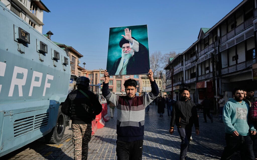 מפגין שיעי מתאבל על חיסול המנהיג העליון של איראן, האייתוללה עלי חמינאי, במהלך הפגנה נגד ארה"ב בסרינגאר, הודו, 1 במרץ 2026 (צילום: AP Photo/Mukhtar Khan) מפגין שיעי מתאבל על חיסול המנהיג העליון של איראן, האייתוללה עלי חמינאי, במהלך הפגנה נגד ארה"ב בסרינגאר, הודו, 1 במרץ 2026 (צילום: AP Photo/Mukhtar Khan)