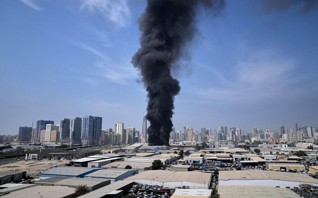 עמוד עשן שחור מיתמר ממחסן באזור התעשייה של העיר שארג'ה באיחוד האמירויות, 1 במרץ 2026 (צילום: AP Photo/Altaf Qadri) עמוד עשן שחור מיתמר ממחסן באזור התעשייה של העיר שארג'ה באיחוד האמירויות, 1 במרץ 2026 (צילום: AP Photo/Altaf Qadri)