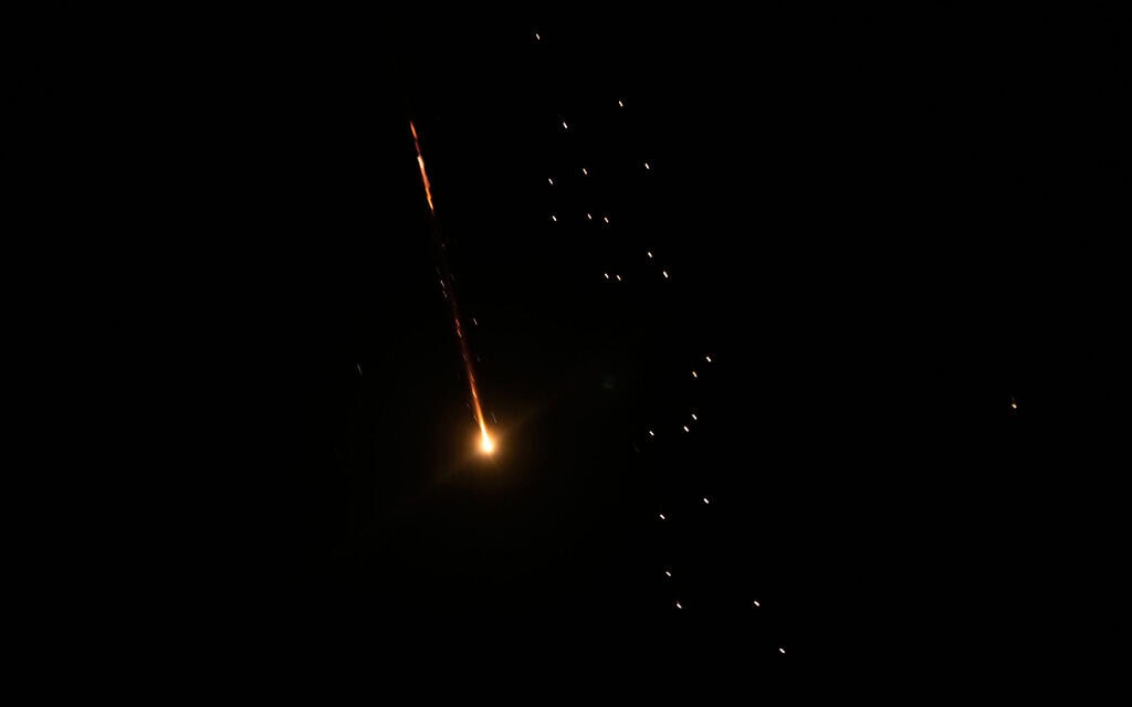 מערכת ההגנה האווירית של ישראל פועלת ליירט אש ששוגרה מאיראן, כפי שהדבר נראה משכם שבגדה המערבית, 1 במרץ 2026 (צילום: AP Photo/Majdi Mohammed) מערכת ההגנה האווירית של ישראל פועלת ליירט אש ששוגרה מאיראן, כפי שהדבר נראה משכם שבגדה המערבית, 1 במרץ 2026 (צילום: AP Photo/Majdi Mohammed)