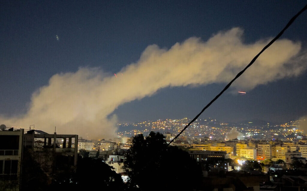 עשן עולה מהדאחייה בביירות לאחר תקיפה ישראלית, 2 במרץ 2026 (צילום: AP Photo/Hussein Malla) עשן עולה מהדאחייה בביירות לאחר תקיפה ישראלית, 2 במרץ 2026 (צילום: AP Photo/Hussein Malla)