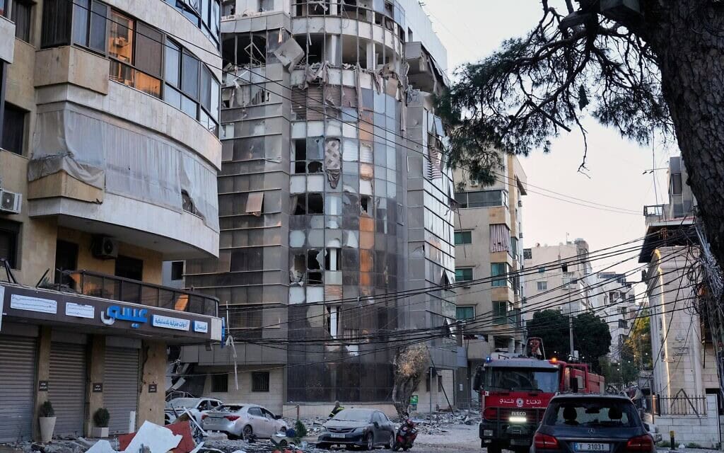 הרס ברחוב ברובע דאחייה בביירות לאחר תקיפת חיל האוויר הישראלי, 2 במרץ 2026 (צילום: AP Photo/Hussein Malla) הרס ברחוב ברובע דאחייה בביירות לאחר תקיפת חיל האוויר הישראלי, 2 במרץ 2026 (צילום: AP Photo/Hussein Malla)