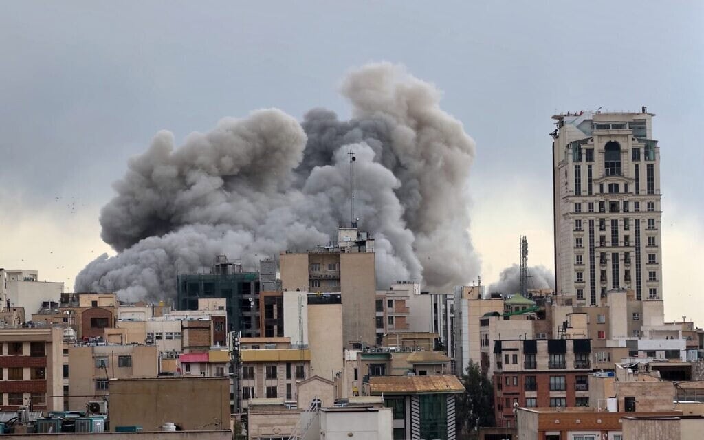 עמוד עשן מיתמר לאחר תקיפה בטהרן, איראן, 2 במרץ 2026 (צילום: AP Photo/Mohsen Ganji) עמוד עשן מיתמר לאחר תקיפה בטהרן, איראן, 2 במרץ 2026 (צילום: AP Photo/Mohsen Ganji)