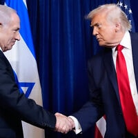 נשיא ארצות הברית דונלד טראמפ וראש הממשלה בנימין נתניהו לוחצים ידיים אחרי מסיבת עיתונאים במאר-א-לאגו בפאלם ביץ', פלורידה. 29 בדצמבר 2025
