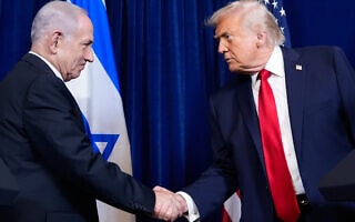 נשיא ארצות הברית דונלד טראמפ וראש הממשלה בנימין נתניהו לוחצים ידיים אחרי מסיבת עיתונאים במאר-א-לאגו בפאלם ביץ', פלורידה. 29 בדצמבר 2025 (צילום: AP Photo/Alex Brandon) נשיא ארצות הברית דונלד טראמפ וראש הממשלה בנימין נתניהו לוחצים ידיים אחרי מסיבת עיתונאים במאר-א-לאגו בפאלם ביץ', פלורידה. 29 בדצמבר 2025 (צילום: AP Photo/Alex Brandon)