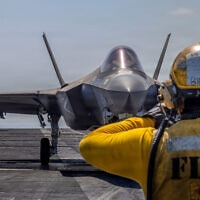 אף-35 אמריקאי בהכנות להמראה מנושאת המטוסים לינקולן. 2 במרץ 2026 (צילום: U.S. Navy via AP) אף-35 אמריקאי בהכנות להמראה מנושאת המטוסים לינקולן. 2 במרץ 2026 (צילום: U.S. Navy via AP)