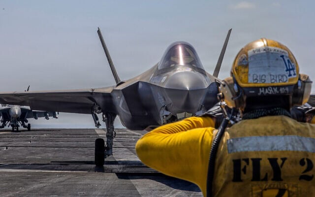 אף-35 אמריקאי בהכנות להמראה מנושאת המטוסים לינקולן. 2 במרץ 2026 (צילום: U.S. Navy via AP) אף-35 אמריקאי בהכנות להמראה מנושאת המטוסים לינקולן. 2 במרץ 2026 (צילום: U.S. Navy via AP)