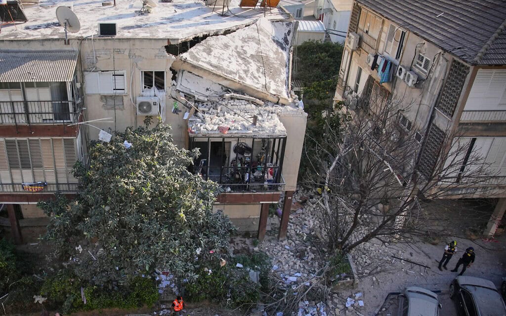 מבנה במרכז הארץ שניזוק בעקבות ירי מאיראן, 3 במרץ 2026 (צילום: AP Photo/Ohad Zwigenberg) מבנה במרכז הארץ שניזוק בעקבות ירי מאיראן, 3 במרץ 2026 (צילום: AP Photo/Ohad Zwigenberg)