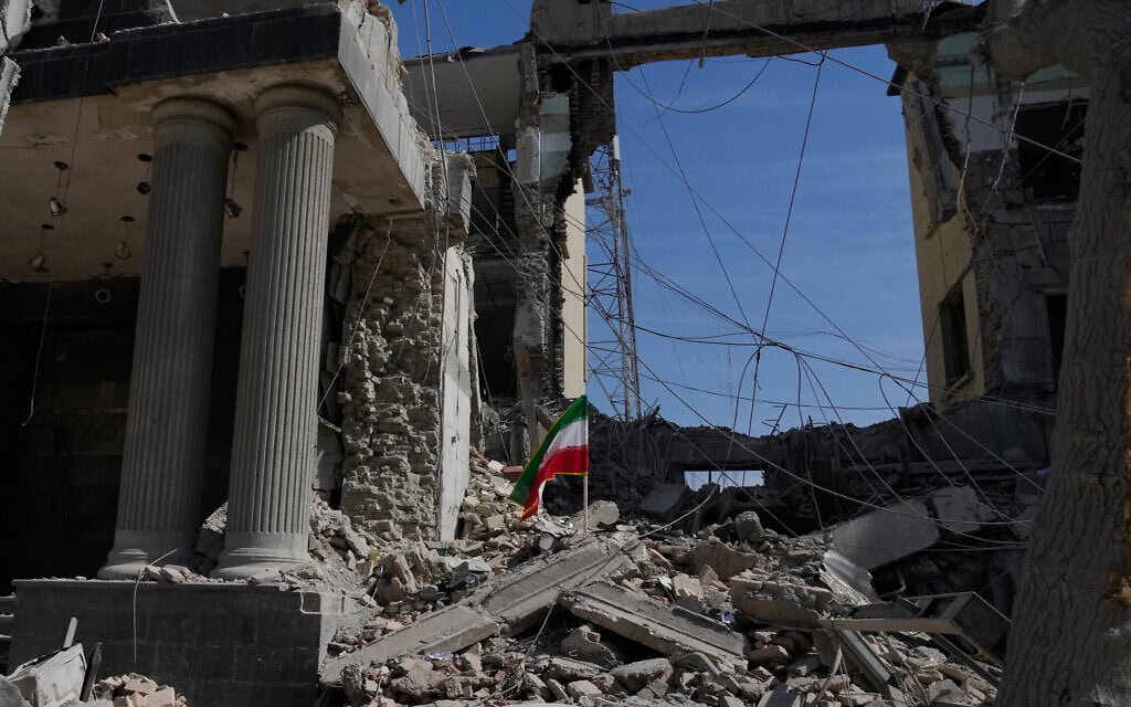 דגל איראן מבצבץ בין ההריסות של מתקן איראני שנפגע במהלך המערכה הצבאית של ארה"ב וישראל בטהרן, 4 במרץ 2026 (צילום: AP Photo/Vahid Salemi) דגל איראן מבצבץ בין ההריסות של מתקן איראני שנפגע במהלך המערכה הצבאית של ארה"ב וישראל בטהרן, 4 במרץ 2026 (צילום: AP Photo/Vahid Salemi)