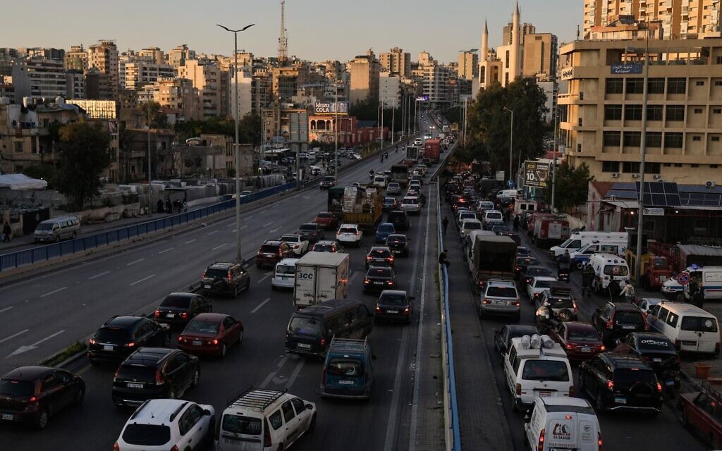 פקק בכביש מהיר כאשר תושבים נמלטים לקראת תקיפות אוויריות ישראליות בפרברי הדרום של ביירות, לבנון, 5 במרץ 2026 (צילום: AP/Bilal Hussein) פקק בכביש מהיר כאשר תושבים נמלטים לקראת תקיפות אוויריות ישראליות בפרברי הדרום של ביירות, לבנון, 5 במרץ 2026 (צילום: AP/Bilal Hussein)