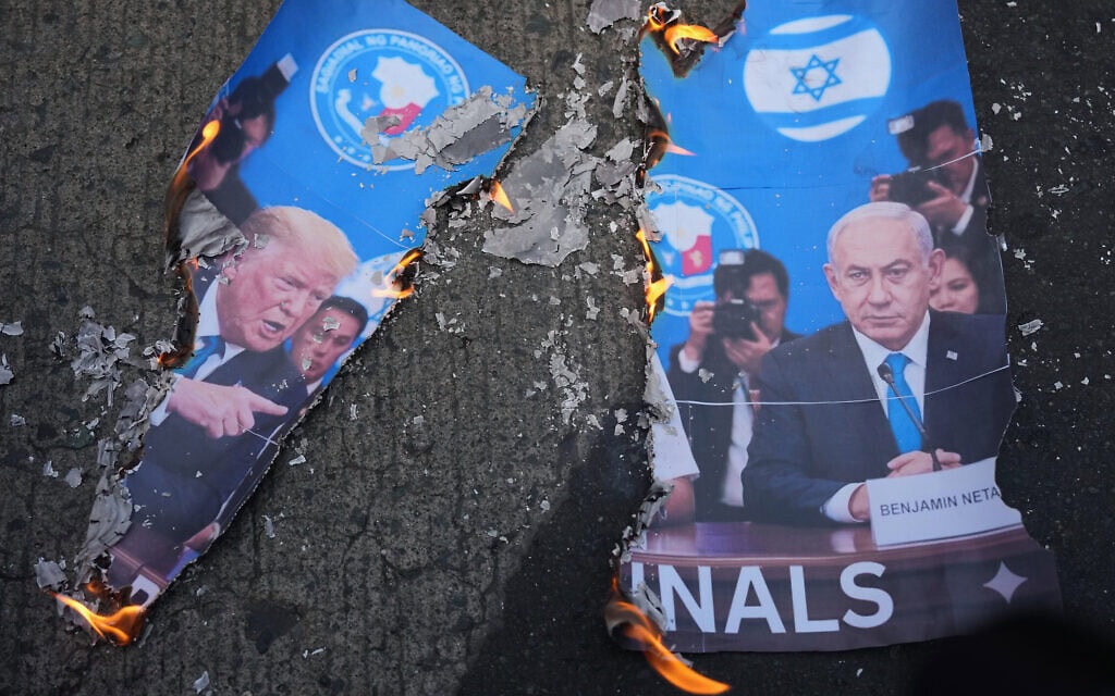 עצרת מחאה נגד המלחמה באיראן סמוך לשגרירות ארה"ב במנילה, הפיליפינים, 6 במרץ 2026 (צילום: AP Photo/Aaron Favila) עצרת מחאה נגד המלחמה באיראן סמוך לשגרירות ארה"ב במנילה, הפיליפינים, 6 במרץ 2026 (צילום: AP Photo/Aaron Favila)