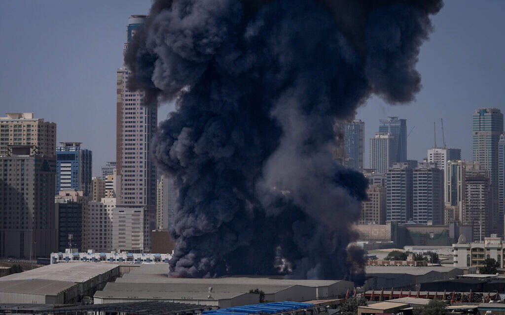 עמוד עשן מיתמר ממחסן באזור התעשייה של העיר שארג׳ה לאחר דיווחים על תקיפות איראניות בדובאי, איחוד האמירויות, 1 במרץ 2026 (צילום: AP Photo/Altaf Qadri, File) עמוד עשן מיתמר ממחסן באזור התעשייה של העיר שארג׳ה לאחר דיווחים על תקיפות איראניות בדובאי, איחוד האמירויות, 1 במרץ 2026 (צילום: AP Photo/Altaf Qadri, File)