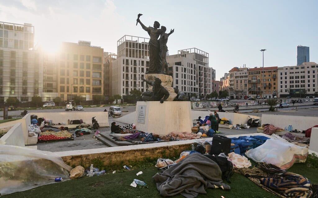 עקורים שנמלטו מתקיפות אוויריות ישראליות נגד חזבאללה בדאחייה ישנים בכיכר השהידים במרכז ביירות, לבנון, 7 במרץ 2026 (צילום: AP Photo/Bilal Hussein) עקורים שנמלטו מתקיפות אוויריות ישראליות נגד חזבאללה בדאחייה ישנים בכיכר השהידים במרכז ביירות, לבנון, 7 במרץ 2026 (צילום: AP Photo/Bilal Hussein)