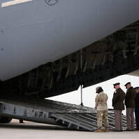 מימין, נשיא ארצות הברית דונלד טראמפ, סגן הנשיא ג'יי־די ואנס, שר ההגנה פיט הגסת' ויושב ראש המטות המשולבים, הגנרל דן קיין, אומרים תפילה לפני טקס קבלת ארונותיהם של החיילים שנהרגו בתקיפת כטב מימין, נשיא ארצות הברית דונלד טראמפ, סגן הנשיא ג'יי־די ואנס, שר ההגנה פיט הגסת' ויושב ראש המטות המשולבים, הגנרל דן קיין, אומרים תפילה לפני טקס קבלת ארונותיהם של החיילים שנהרגו בתקיפת כטב