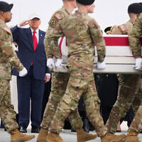 צוות נשיאה של צבא ארצות הברית מעביר ארון עטוף בדגל, ובו שרידיה של חיילת המילואים של צבא ארצות הברית, סמל ראשון ניקול אמור, מווייט בר לייק, מינסוטה, שנהרגה בתקיפת כטב צוות נשיאה של צבא ארצות הברית מעביר ארון עטוף בדגל, ובו שרידיה של חיילת המילואים של צבא ארצות הברית, סמל ראשון ניקול אמור, מווייט בר לייק, מינסוטה, שנהרגה בתקיפת כטב