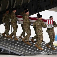 צוות נשיאה של צבא ארצות הברית מעביר ארון עטוף בדגל, ובו שרידיו של חייל שנהרג בתקיפת כטב צוות נשיאה של צבא ארצות הברית מעביר ארון עטוף בדגל, ובו שרידיו של חייל שנהרג בתקיפת כטב