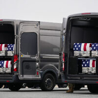 רכבי העברה שבהם הובאו שרידיהם של חיילי מילואים של צבא ארצות הברית שנהרגו בתקיפת כטב רכבי העברה שבהם הובאו שרידיהם של חיילי מילואים של צבא ארצות הברית שנהרגו בתקיפת כטב