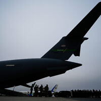 צוות נשיאה של צבא ארצות הברית מעביר ארון עטוף בדגל, ובו שרידיו של חייל שנהרג בתקיפת כטב צוות נשיאה של צבא ארצות הברית מעביר ארון עטוף בדגל, ובו שרידיו של חייל שנהרג בתקיפת כטב