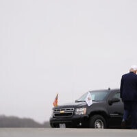 נשיא ארצות הברית דונלד טראמפ והגברת הראשונה מלניה טראמפ עוזבים את טקס קבלת ארונותיהם של החיילים שנהרגו בתקיפת כטב נשיא ארצות הברית דונלד טראמפ והגברת הראשונה מלניה טראמפ עוזבים את טקס קבלת ארונותיהם של החיילים שנהרגו בתקיפת כטב