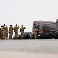 צוות נשיאה של צבא ארצות הברית מצדיע לרכבי ההעברה שבהם הובאו שרידיהם של חיילי מילואים של צבא ארצות הברית שנהרגו בתקיפת כטב צוות נשיאה של צבא ארצות הברית מצדיע לרכבי ההעברה שבהם הובאו שרידיהם של חיילי מילואים של צבא ארצות הברית שנהרגו בתקיפת כטב